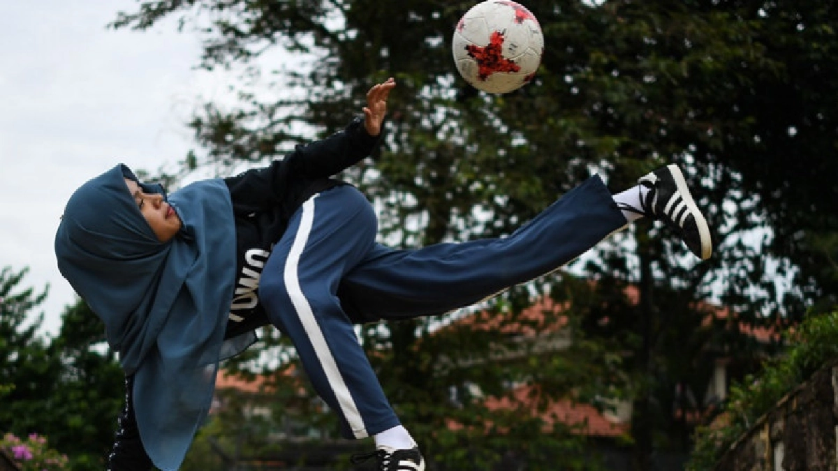 สวมฮิญาบก็เล่นได้ นร.หญิงมาเลเซียโชว์ลีลาฟุตบอลฟรีสไตล์ 