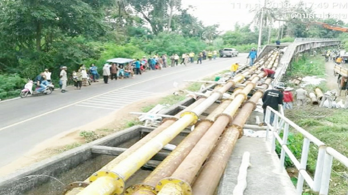 "สะพานน้ำ"กรมชลฯพังถล่ม !!! "สะพานน้ำ"กรมชลฯพังถล่ม !!!