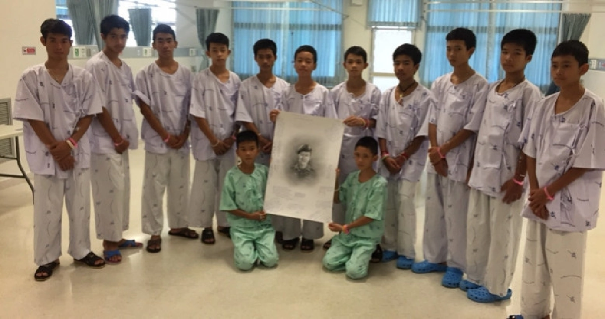 "13 หมูป่า" หลั่งน้ำตาให้ "น.ต.สมาน" "13 หมูป่า" หลั่งน้ำตาให้ "น.ต.สมาน"