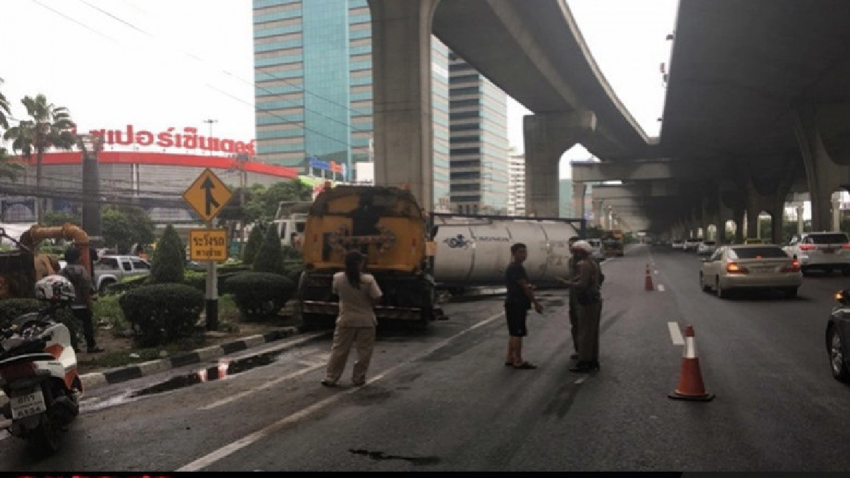 หวิดไป !! สิบล้อขนหัวเชื้อน้ำมันเสียหลักชนรถดูดฝุ่น หวิดไป !! สิบล้อขนหัวเชื้อน้ำมันเสียหลักชนรถดูดฝุ่น