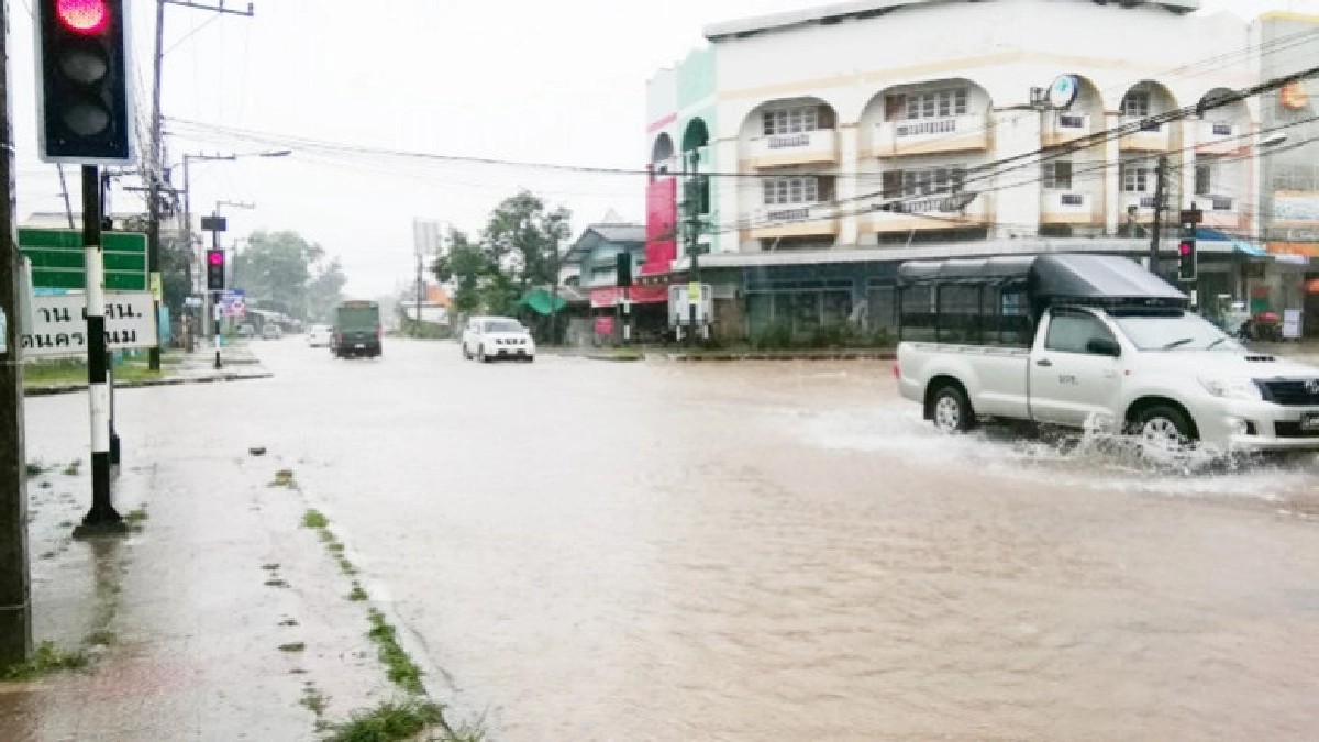 ฝนตกหนักทั้งวัน !!! น้ำทะลักท่วมถนนอัมพาตครึ่งเมืองนครพนม ฝนตกหนักทั้งวัน !!! น้ำทะลักท่วมถนนอัมพาตครึ่งเมืองนครพนม