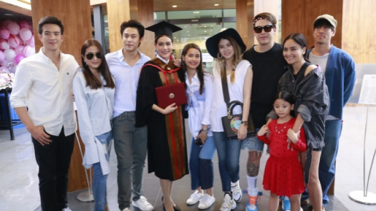 เพื่อนในวงการร่วมแสดงความยินดี 'คิมเบอร์ลี่' รับปริญญา เพื่อนในวงการร่วมแสดงความยินดี 'คิมเบอร์ลี่' รับปริญญา