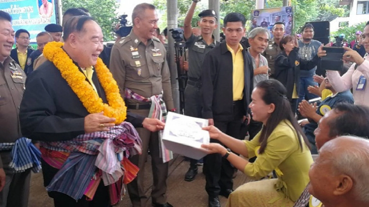 "บิ๊กป้อม" ลงพื้นที่จี้ช่วยชาวบ้านเอาที่ดินคืน "บิ๊กป้อม" ลงพื้นที่จี้ช่วยชาวบ้านเอาที่ดินคืน