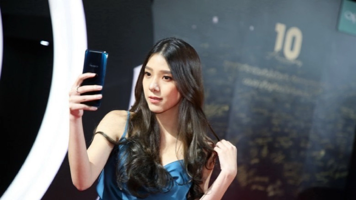 คนดังเดินพรมแดงแต่งหรูดูเทคโนโลยีสุดล้ำ