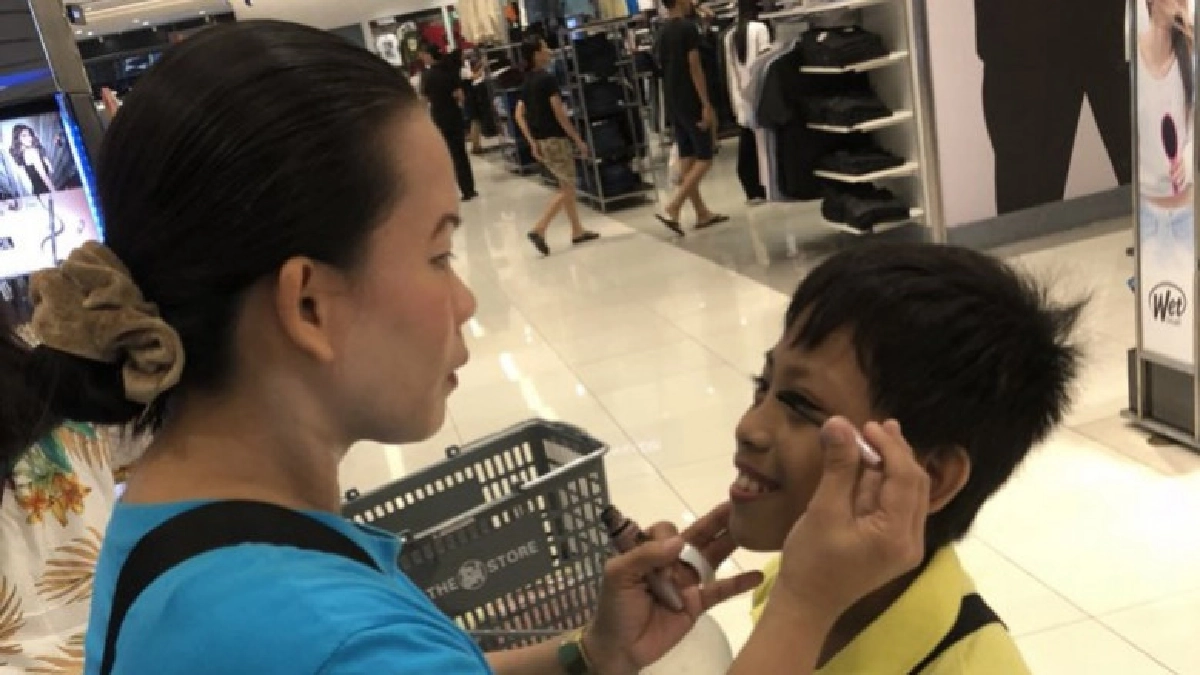 ชาวเน็ตปลื้มคุณแม่ฟิลิปปินส์แต่งหน้าลูกชายเกย์กลางห้าง