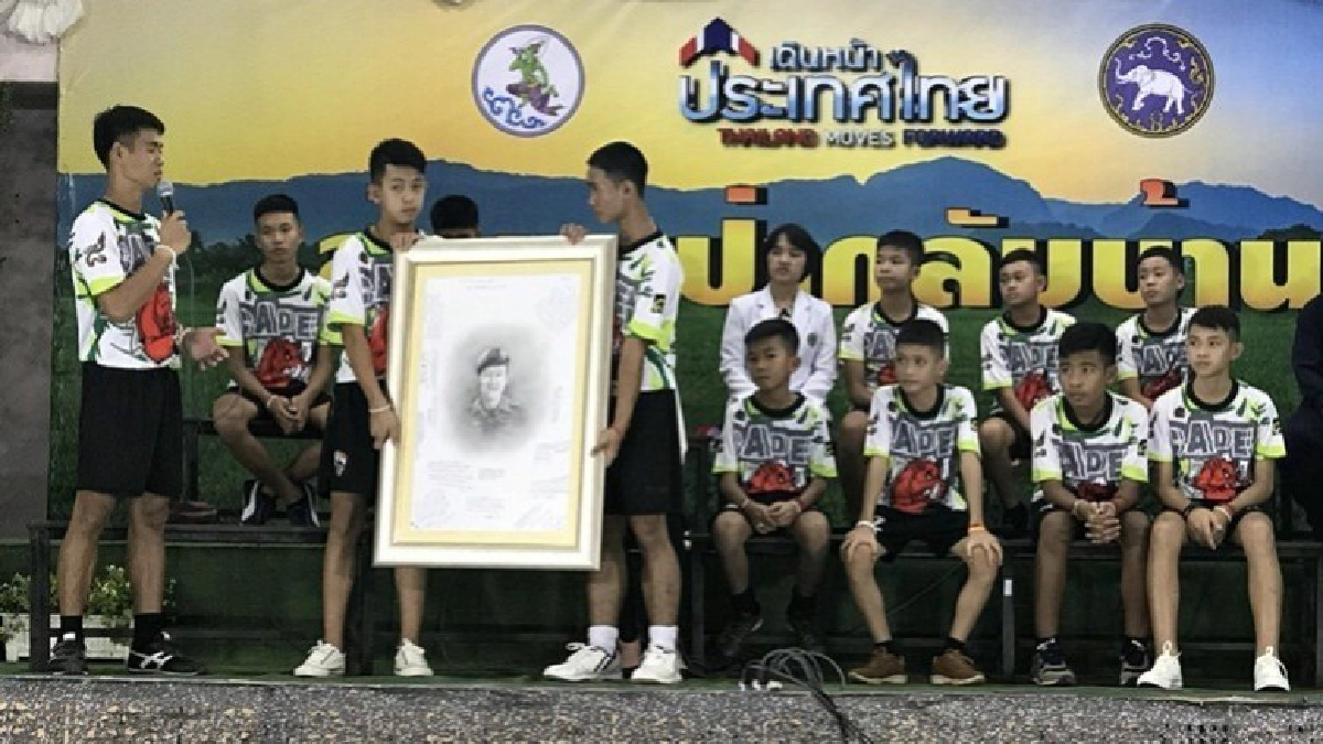 นายกฯขอบคุณสื่อไม่รบกวนชีวิตทีมหมูป่า นายกฯขอบคุณสื่อไม่รบกวนชีวิตทีมหมูป่า