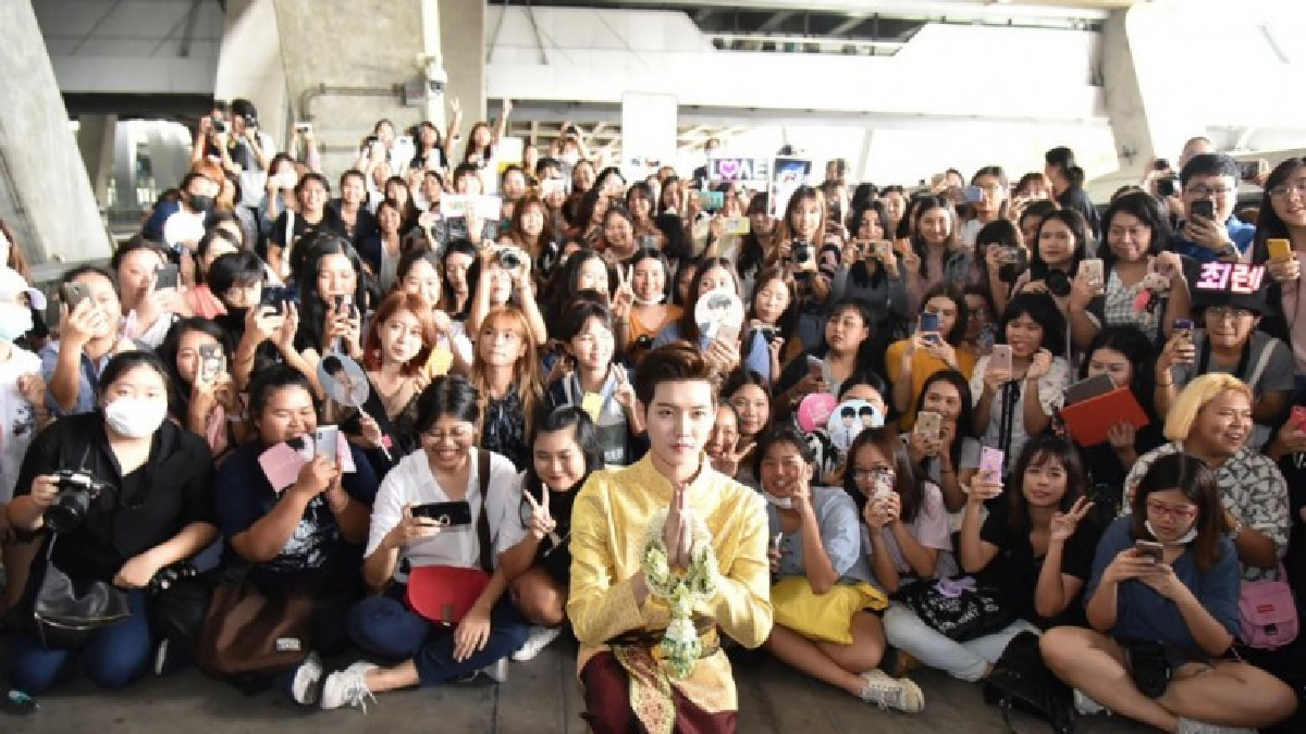 รวมภาพ...แฟนคลับแห่ต้อนรับ 'เร็น' จากวง Nu'est W รวมภาพ...แฟนคลับแห่ต้อนรับ 'เร็น' จากวง Nu'est W