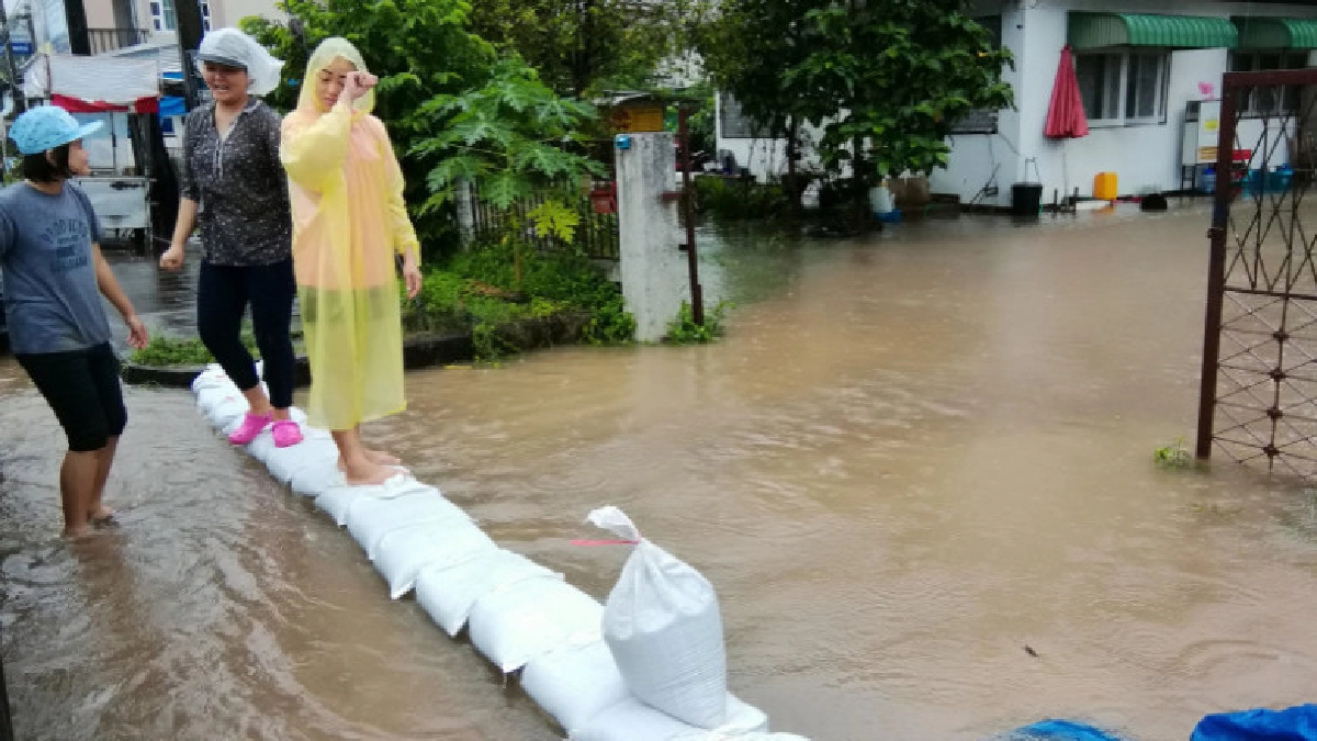 ฝนกระหน่ำเทศบาลเมืองนครพนมแต่เช้าตรู่จนเอ่อล้นถนนหลายสาย ฝนกระหน่ำเทศบาลเมืองนครพนมแต่เช้าตรู่จนเอ่อล้นถนนหลายสาย