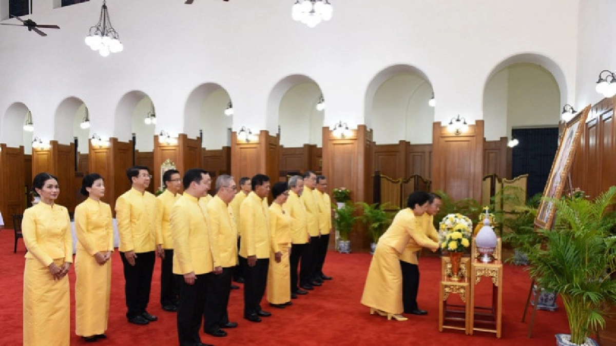 ประชาชนสวมเสื้อเหลืองลงนามถวายพระพรเนืองแน่น ประชาชนสวมเสื้อเหลืองลงนามถวายพระพรเนืองแน่น