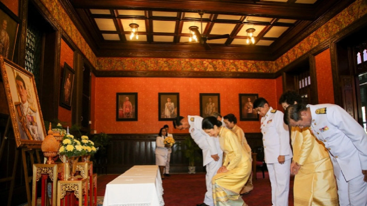 นายกรัฐมนตรีนำคณะลงนามถวายพระพรในหลวง ร.10 นายกรัฐมนตรีนำคณะลงนามถวายพระพรในหลวง ร.10