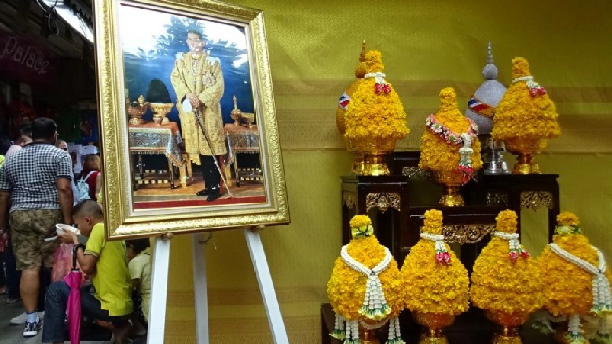 ชาวตลาดเฉลิมลาภถวายพระพรในหลวงร.10
