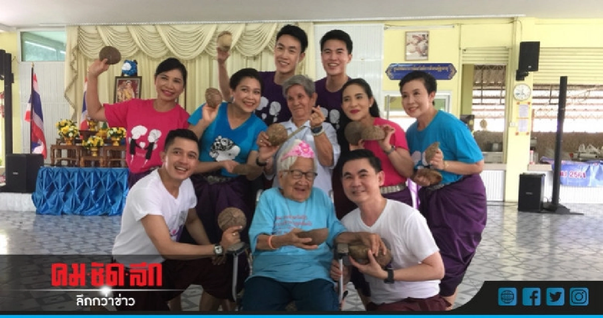 ผู้บริหารแอร์สจ๊วตการบินไทยปันความสุขผู้สูงอายุ ผู้บริหารแอร์สจ๊วตการบินไทยปันความสุขผู้สูงอายุ