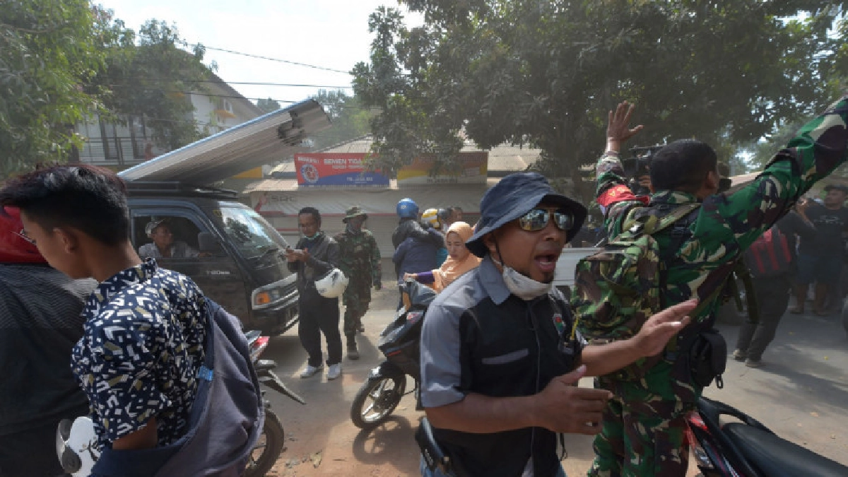 อาฟเตอร์ช็อกแรงสุดเขย่า"ลอมบอก"ชาวบ้านผวาร่ำไห้กลางถนน อาฟเตอร์ช็อกแรงสุดเขย่า"ลอมบอก"ชาวบ้านผวาร่ำไห้กลางถนน