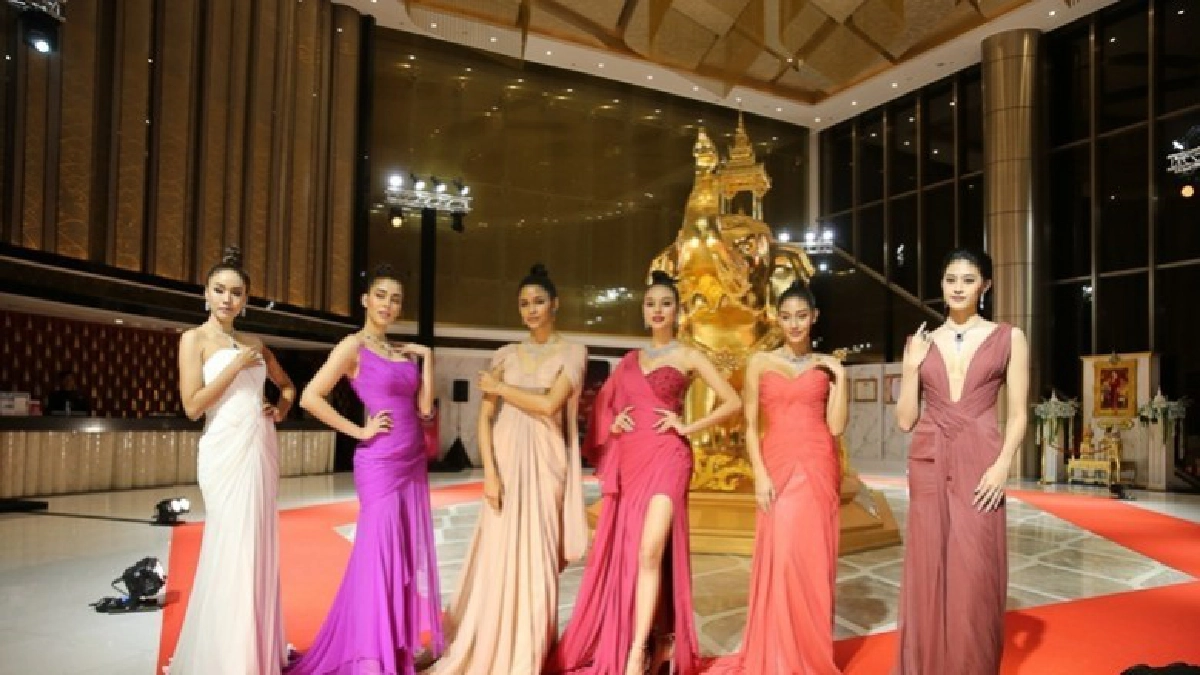  6 สาวงามออร่าจับ เดินแบบอัญมณีอันเลอค่า 