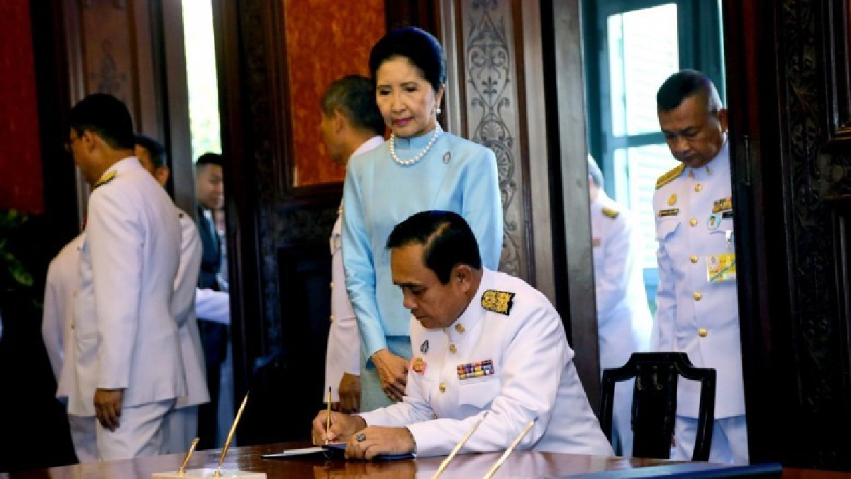 นายกฯ พร้อมคณะรัฐมนตรี-ทูต-ประชาชน ลงนามถวายพระพรเนืองแน่น