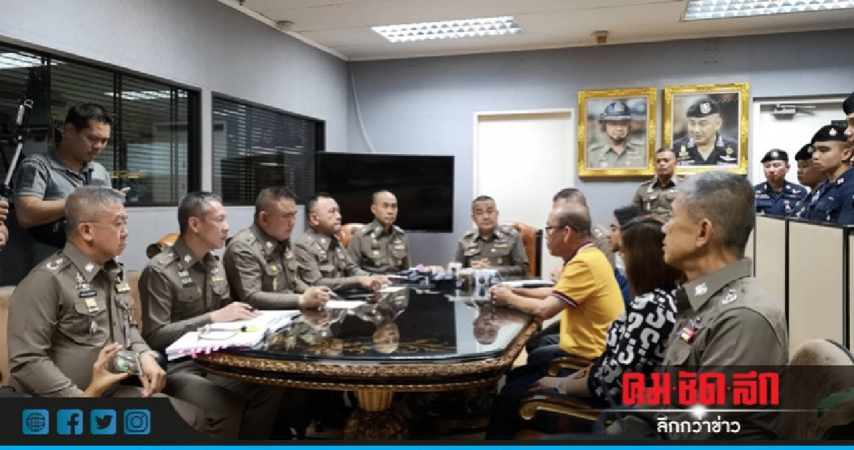 พ่อ"น้องหญิง" มอบดอกไม้ขอบคุณตร. พ่อ"น้องหญิง" มอบดอกไม้ขอบคุณตร.