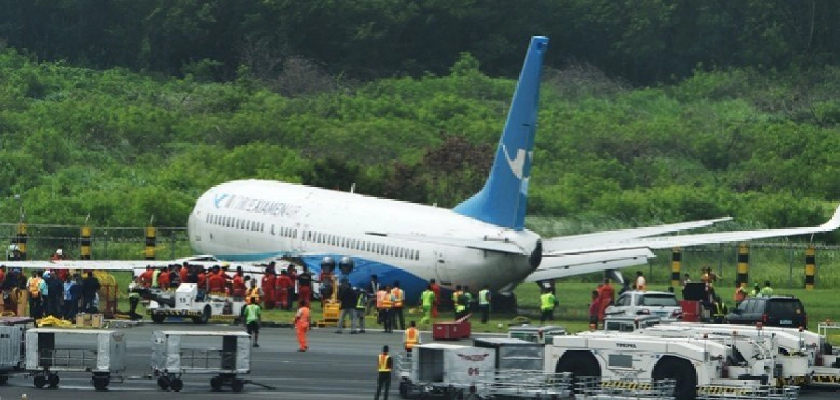 นาทีระทึกลงจอดกลางฝน!เครื่องบินกระแทกพื้นไถลนอกรันเวย์  