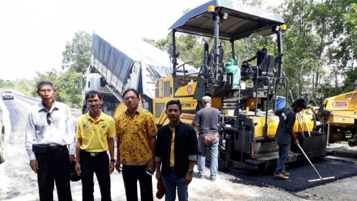 กยท. ร่วมสนับสนุนน้ำยางข้น สร้างถนนยางในงานชลประทาน