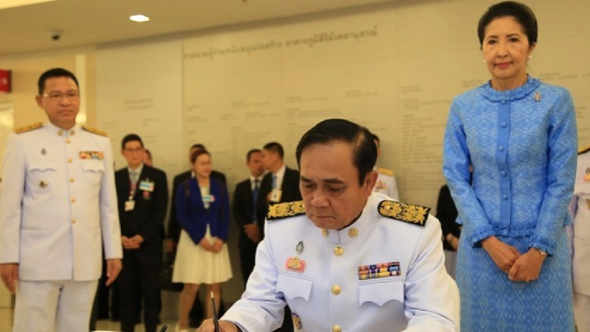 นายกฯ นำลงนามถวายพระพร พระราชินี ใน ร.9 ให้ทรงหายประชวร