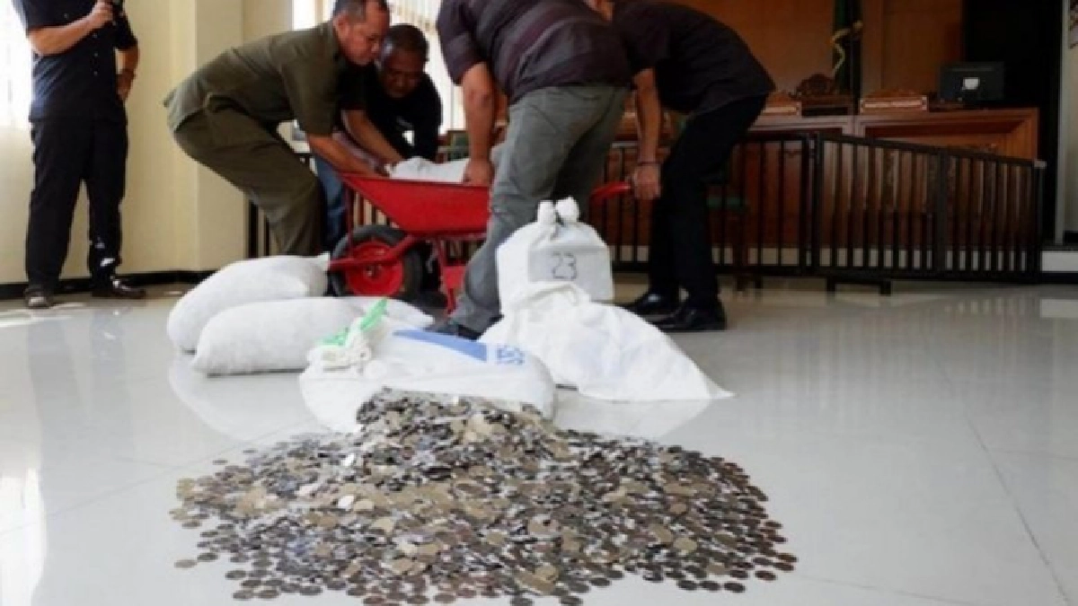 ใช้หนี้ค่าเลี้ยงดูอดีตเมีย4แสนแต่จ่ายคืนเป็นเหรียญ 890 ก.ก.!