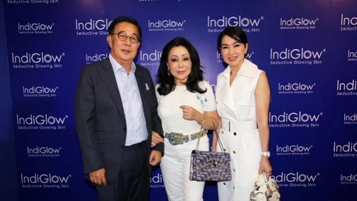 หนุ่มสาวร่วมงานเคล็ดลับหน้ากระจ่างใส