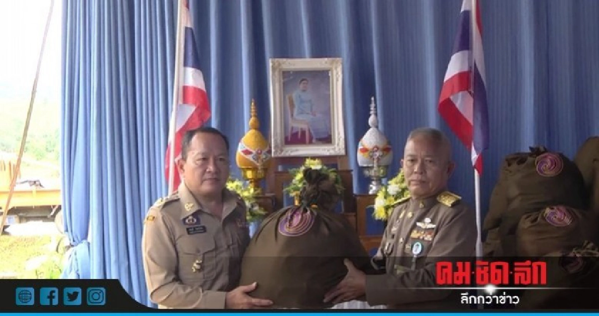 ประทานถุงยังชีพผู้ประสบภัยน้ำท่วม ประทานถุงยังชีพผู้ประสบภัยน้ำท่วม