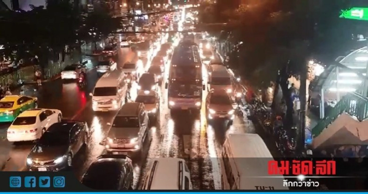 คนกรุงอ่วม !! ฝนถล่มเวลาเลิกงานทำรถติด คนกรุงอ่วม !! ฝนถล่มเวลาเลิกงานทำรถติด