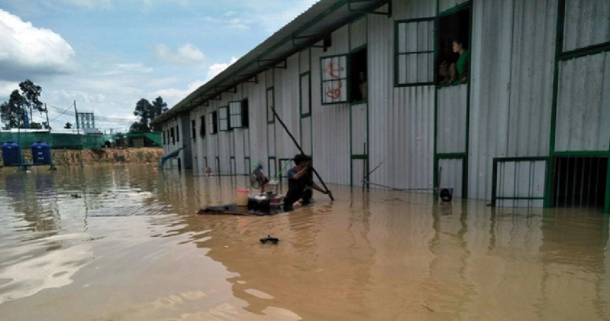น้ำทะลักท่วมแคมป์คนงานสระแก้ว น้ำทะลักท่วมแคมป์คนงานสระแก้ว