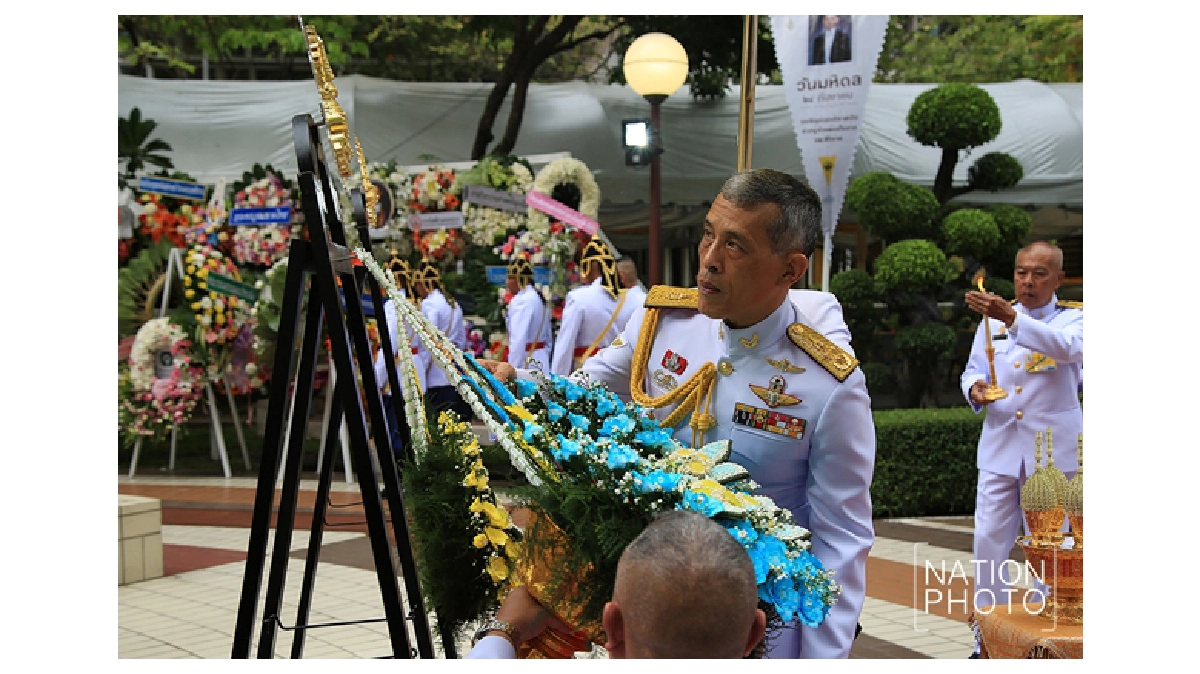 สมเด็จพระเจ้าอยู่หัว ทรงโบกพระหัตถ์ทักทายประชาชน สมเด็จพระเจ้าอยู่หัว ทรงโบกพระหัตถ์ทักทายประชาชน