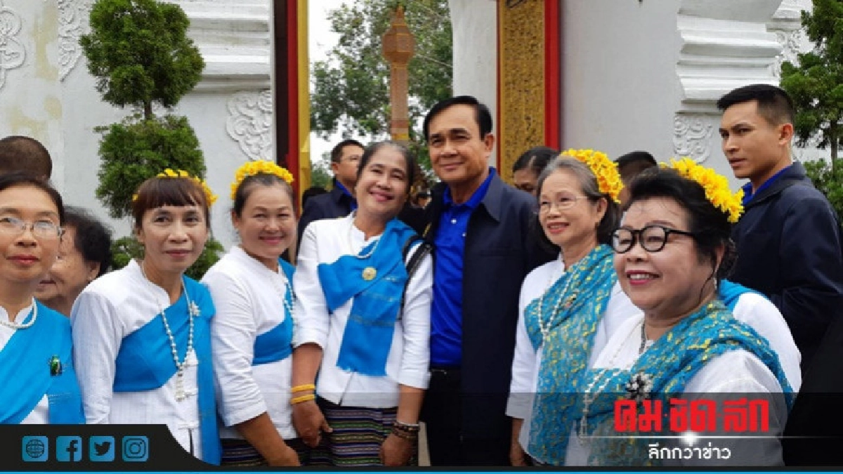 ชาวลำพูนแห่เซลฟี่นายกฯ