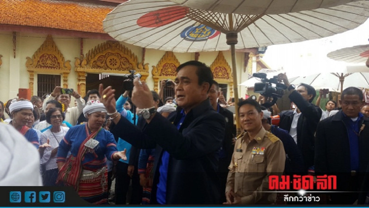 นายกฯอารมณ์ดีทักทายชาวลำพูน ที่รอต้อนรับ