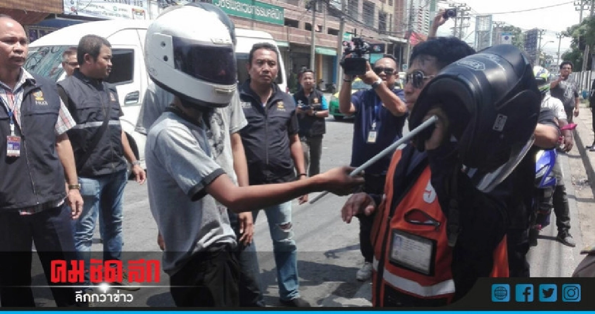 ตร.คุมตัว 2 ขาโจ๋ทำแผนฯไล่ฟันชาวบ้าน ตร.คุมตัว 2 ขาโจ๋ทำแผนฯไล่ฟันชาวบ้าน