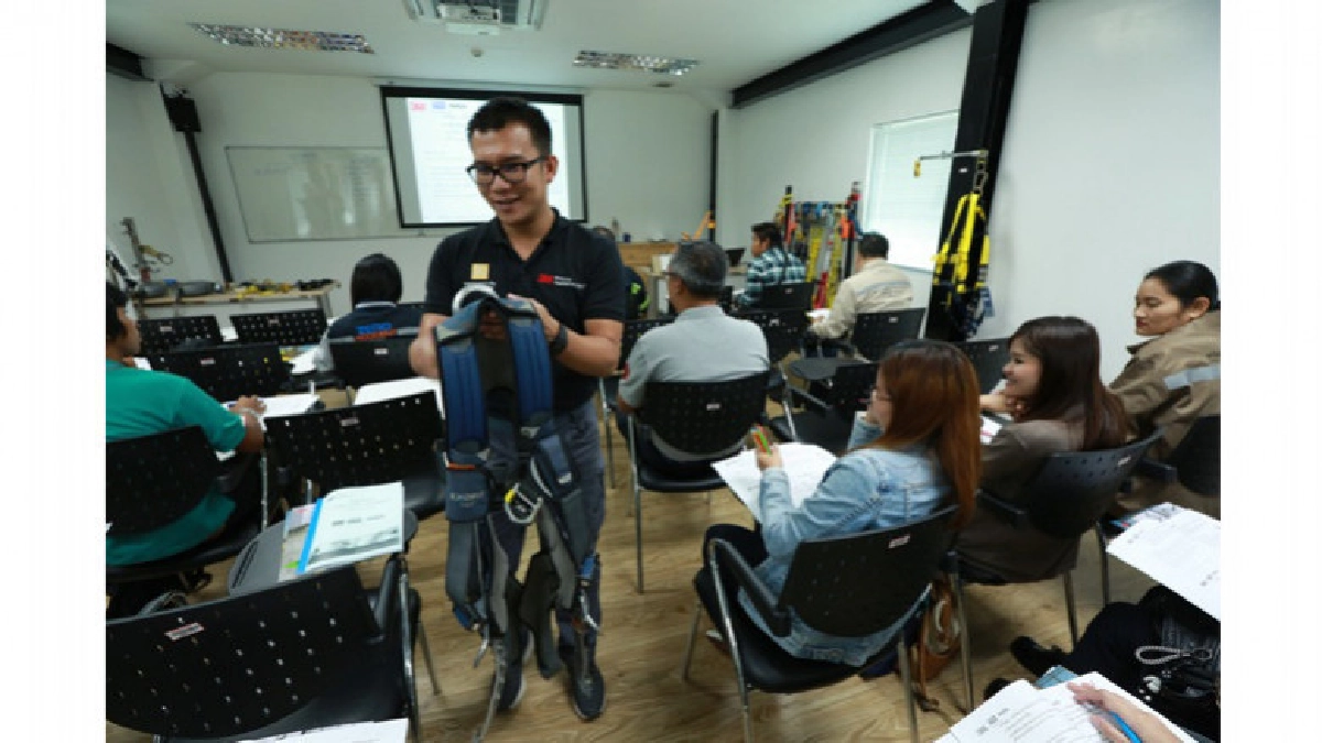สสปท. ร่วมกับบริษัท 3 M จัดอบรมความปลอดภัยในการทำงานบนที่สูง