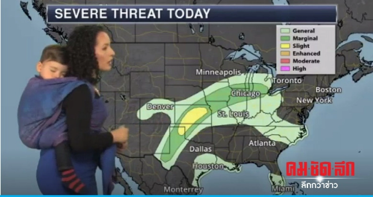 คุณแม่ผูกลูกน้อยสะพายหลังรายงานพยากรณ์อากาศ 