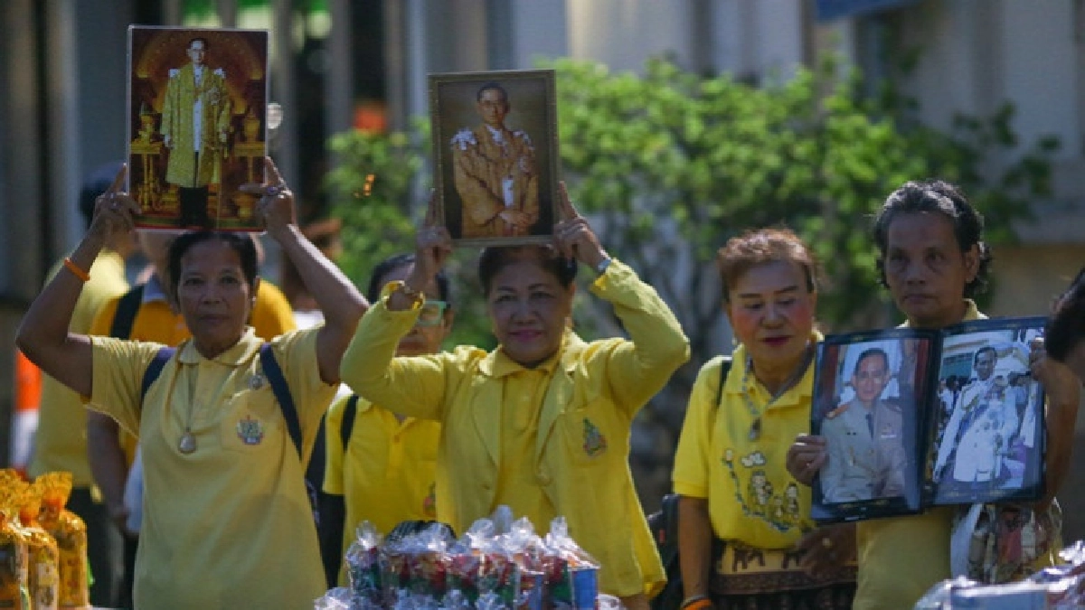 ประชาชนสวมเสื้อเหลืองร่วมพิธีทำบุญตักบาตรแน่น รพ.ศิริราช ประชาชนสวมเสื้อเหลืองร่วมพิธีทำบุญตักบาตรแน่น รพ.ศิริราช