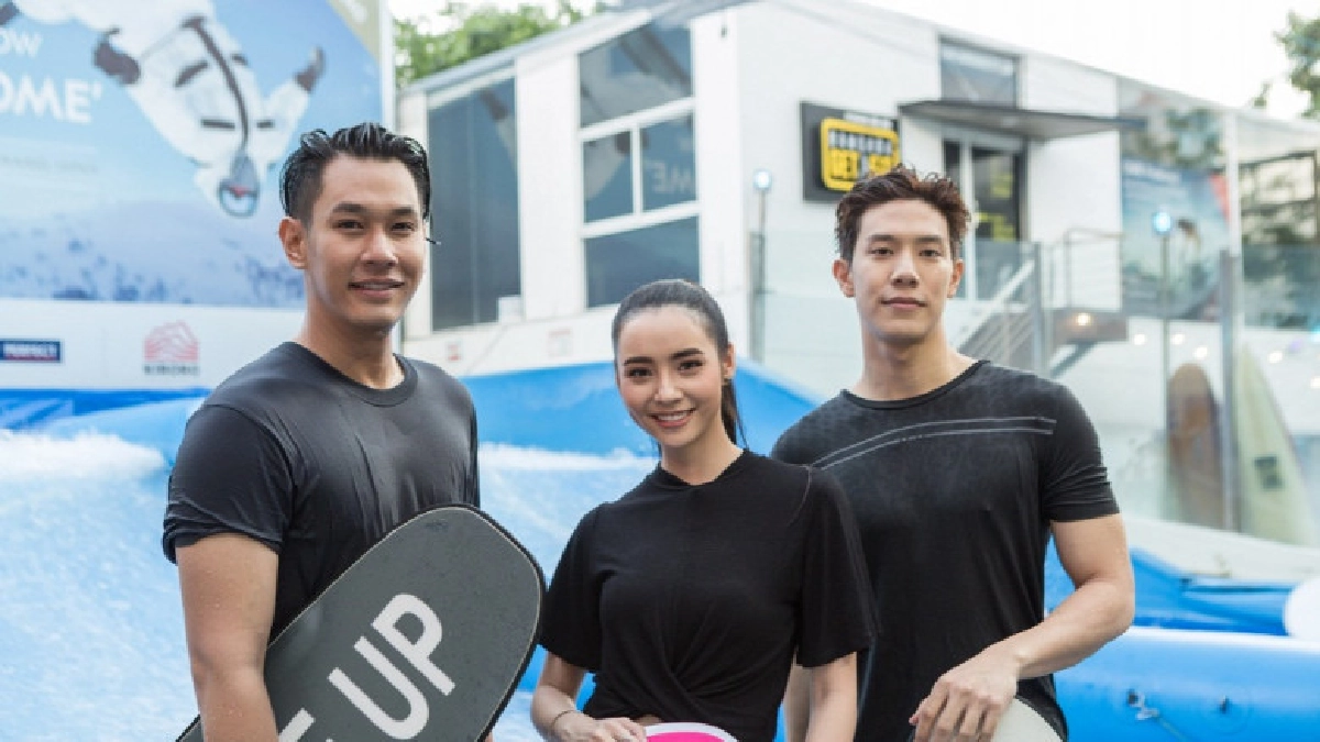 'อ๋อม-มุกดา-เกรท' โชว์สกิลเล่นเซิร์ฟบอร์ด 'อ๋อม-มุกดา-เกรท' โชว์สกิลเล่นเซิร์ฟบอร์ด
