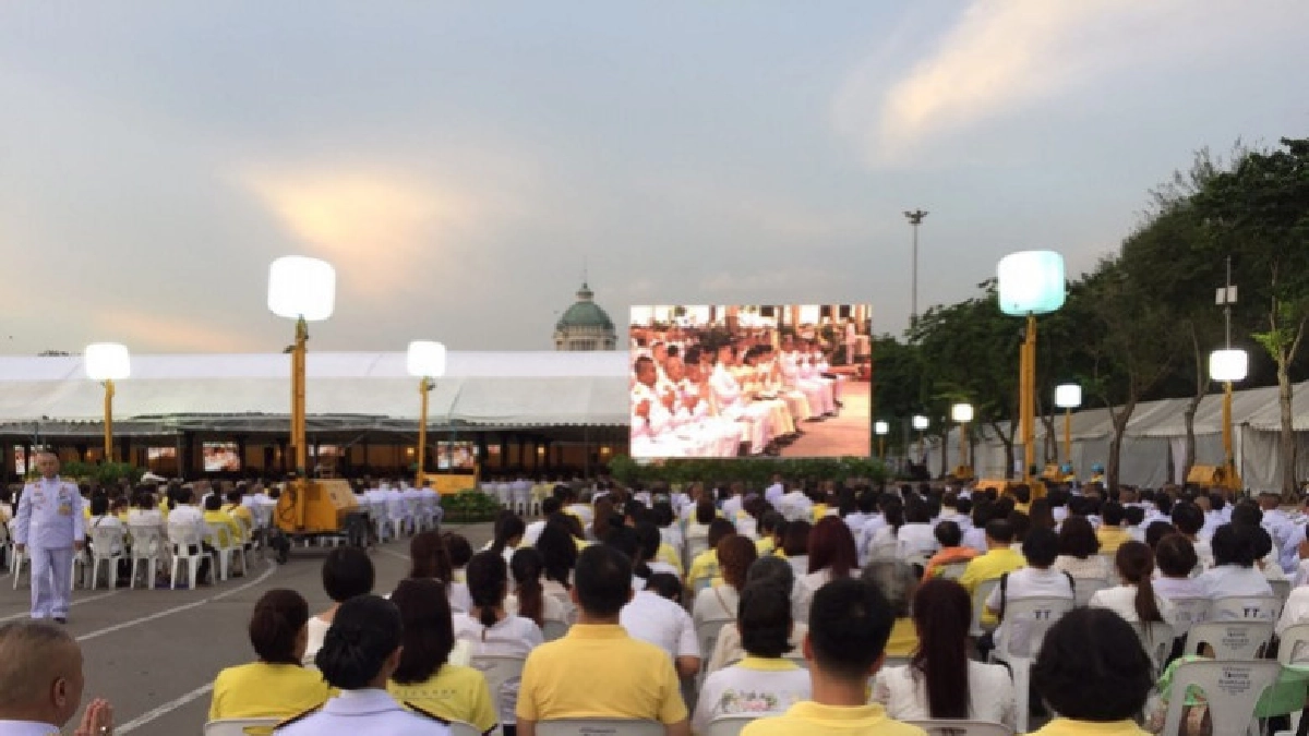 ประชาชนร่วมสวดมนต์แน่นพระลานพระราชวังดุสิต ประชาชนร่วมสวดมนต์แน่นพระลานพระราชวังดุสิต