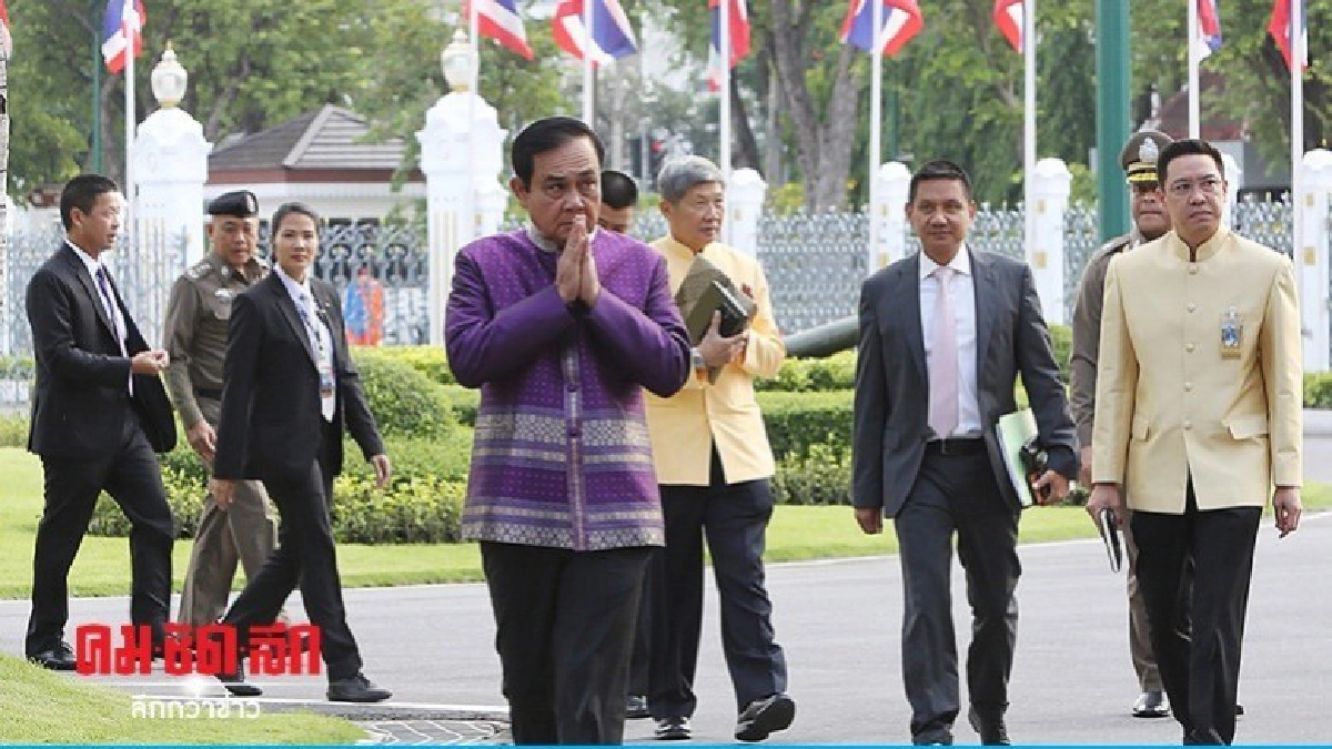 จับตาแบรนด์แฟชั่น ใช้สายคาดรองเท้าคล้ายสีธงชาติไทย จับตาแบรนด์แฟชั่น ใช้สายคาดรองเท้าคล้ายสีธงชาติไทย