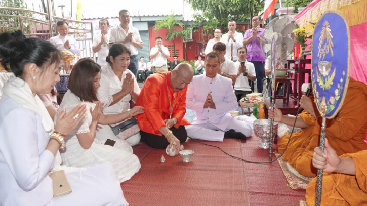 ประชาชนชาวหลักหก ร่วมพิธีทำบุญบวงสรวงเสด็จพ่อร.5