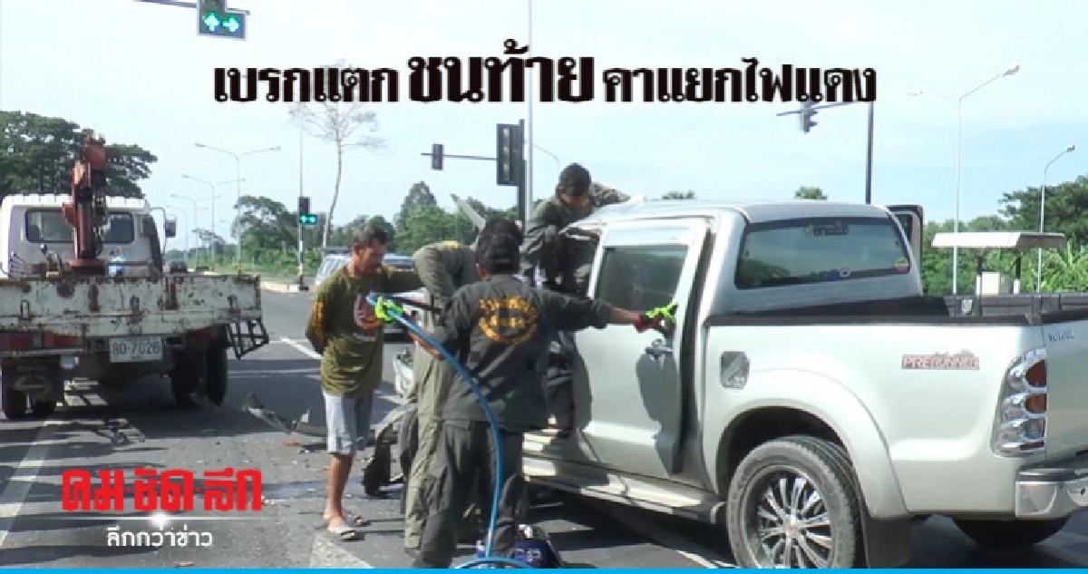 กระบะชนท้าย 6 ล้อคาแยกไฟแดง กระบะชนท้าย 6 ล้อคาแยกไฟแดง