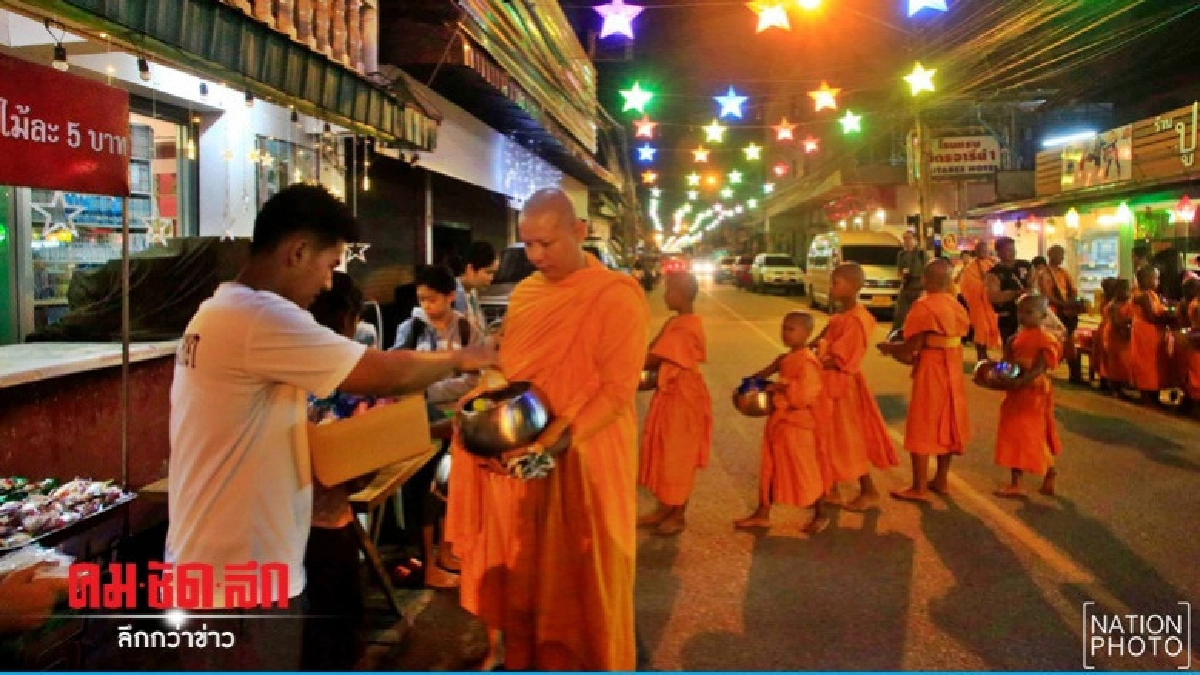 ประชาชนร่วมใส่บาตรเนื่องในวันออกพรรษา(ภาพชุด) ประชาชนร่วมใส่บาตรเนื่องในวันออกพรรษา(ภาพชุด)