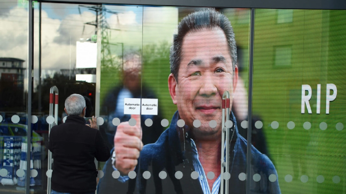 แฟนเลสเตอร์ลงชื่อสร้างรูปปั้นคุณวิชัย แฟนเลสเตอร์ลงชื่อสร้างรูปปั้นคุณวิชัย