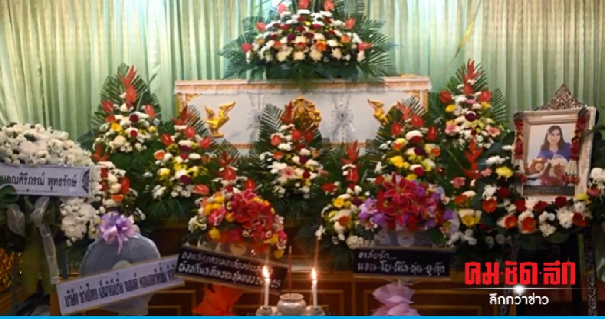 สุดเศร้า !! สวดศพเหยื่อรถขนดินคว่ำทับเก๋งคืนแรก สุดเศร้า !! สวดศพเหยื่อรถขนดินคว่ำทับเก๋งคืนแรก