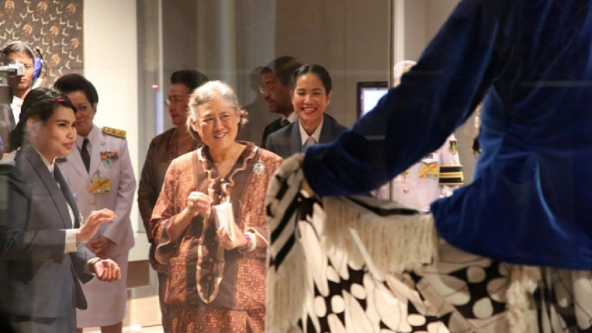 สมเด็จพระเทพฯ ทรงเปิดนิทรรศการผ้าบาติกในพระปิยมหาราช