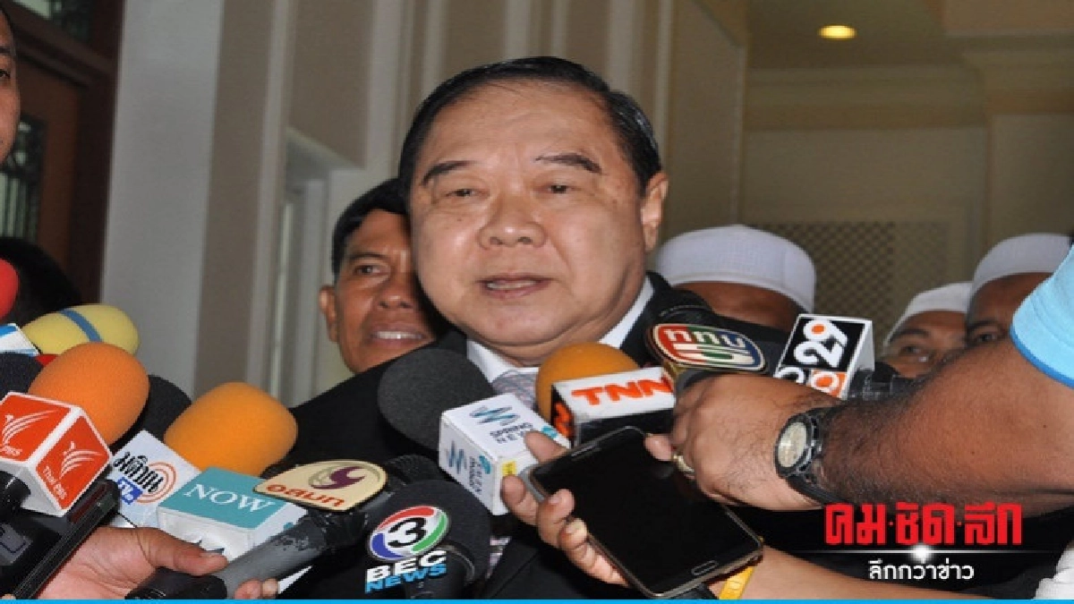 ประวิตร ไม่ฟันธง แจกปฏิทิน "แม้ว-ปู" ผิดหรือไม่