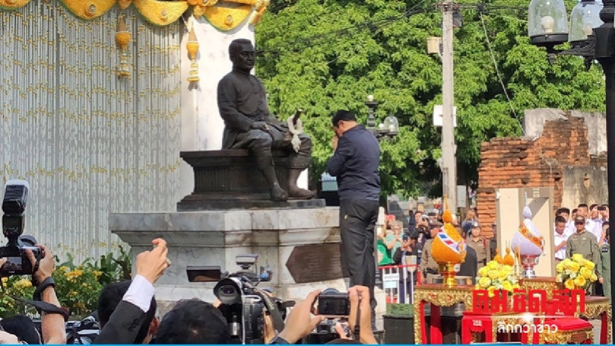 ประยุทธ์ กราบสิ่งศักดิ์ "ขอไทยสงบ เดินสู่ประชาธิปไตย" ประยุทธ์ กราบสิ่งศักดิ์ "ขอไทยสงบ เดินสู่ประชาธิปไตย"