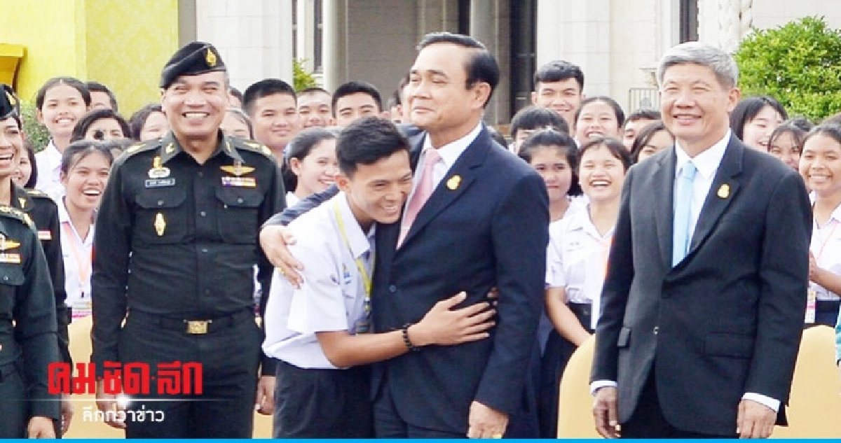 "นายกฯ"โผล่เซอร์ไพรซ์"นร.อีสาน"เยือนทำเนียบ "นายกฯ"โผล่เซอร์ไพรซ์"นร.อีสาน"เยือนทำเนียบ