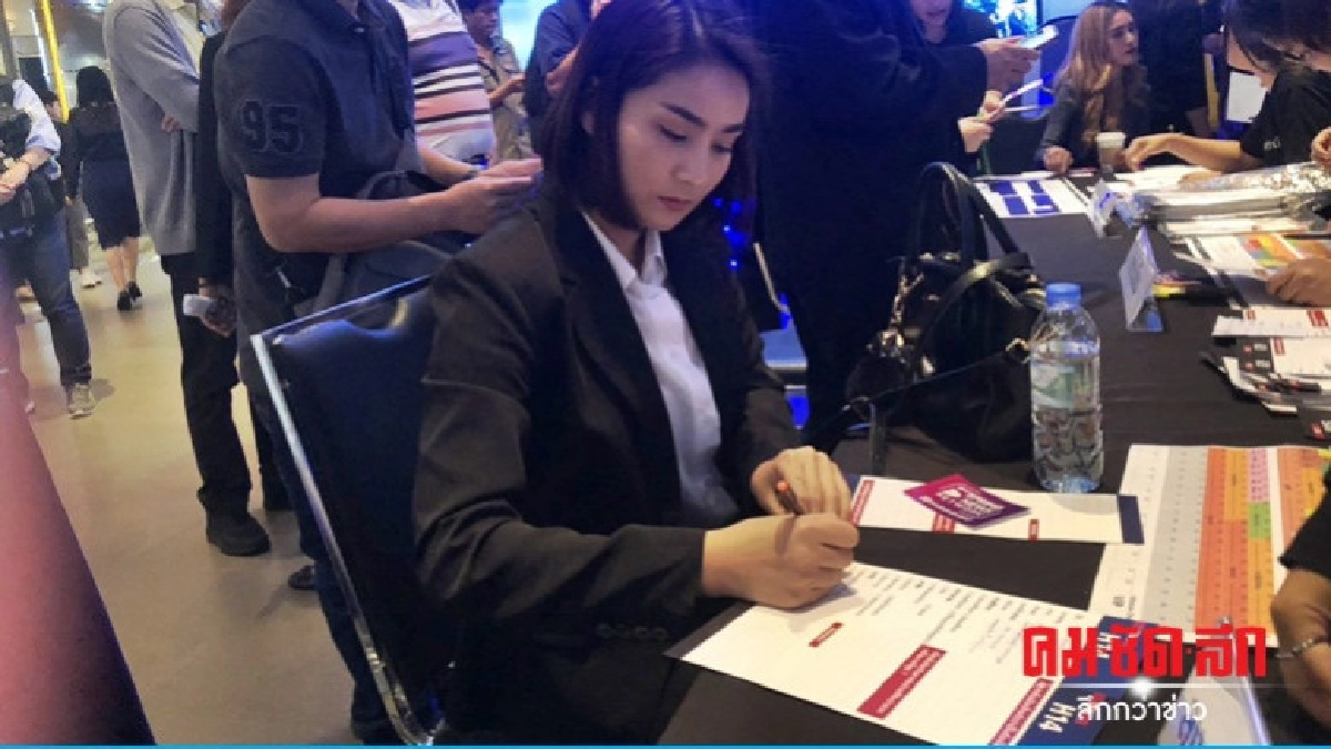 "วิว" เผย คนรุ่นใหม่หลายพรรค พร้อมจับมือกันทำงาน "วิว" เผย คนรุ่นใหม่หลายพรรค พร้อมจับมือกันทำงาน
