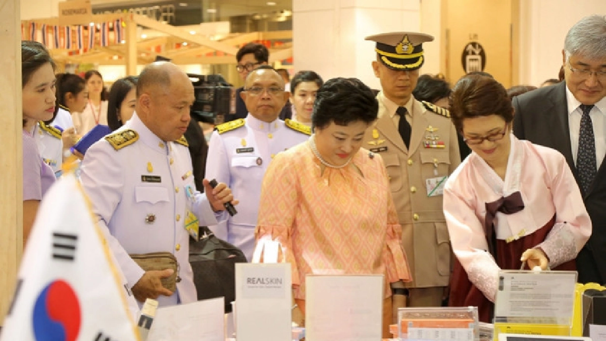 พระองค์โสมฯ ทรงเพลิดเพลินงานออกร้านภริยาทูต