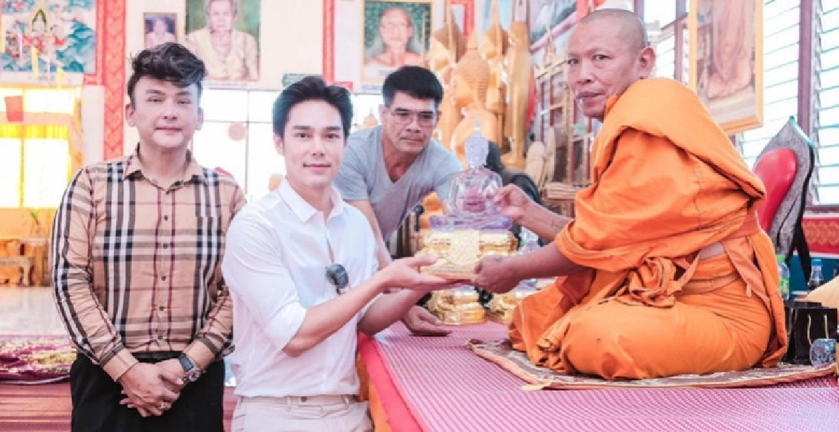 หล่อใจบุญ!! พระเอก 'บูม' ร่วมทอดกฐิน-มอบทุน หล่อใจบุญ!! พระเอก 'บูม' ร่วมทอดกฐิน-มอบทุน